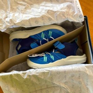 Toddler Osh kosh blue sandals size 8